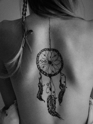  Tatouage attrape rêve soutenu par un long file sur le dos